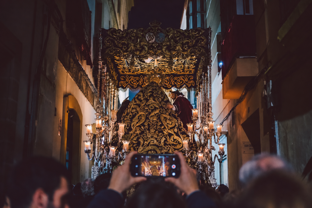 Procesión nocturna capturada con móvil